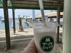 離島ターミナルではいつもマリヤシェイク泡盛味が飲みたくなります、ここで今回友人と待ち合わせです。お互いの自宅は遠くないのですが、先に修行した自分はJGC、後から修行した彼はSFCのため、別会社の便で飛びいつも待ち合わせは具志堅前です。