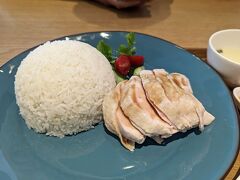 また別の日。

「MARINE & WALK YOKOHAMA」に入っている「HAWKER'S 海南鶏飯」で家族とランチ。

海南鶏飯（シンガポールチキンライス）。1,480円。カオマンガイと同系？同じ料理？？タレが違うだけって話だけど…。チキンは低温調理でしょうか。しっとりジューシーで美味しいです♪?

若い頃にシンガポールに行ったことはあるのですが、その時は外国に行ってまでチキンライス？？？と食べなかったんですよねー。ええ、知識がなかったので、想像したのはオムライスの中身…真っ赤なケチャップライスでした（笑）

ああ、あの時思い切って食べていたら！！！と何度後悔したことか(≧ｍ≦)