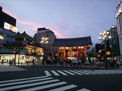 表紙写真の夜景の少し前、夕暮れの風雷神門です。
昔から東京（観光）名物でしたが、今では世界的に有名となりましたね。
