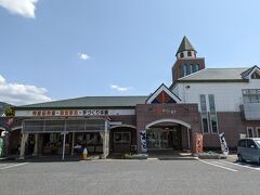 宿へ向かうまでの道中、幾つかの道の駅巡りをしようと思い、まずは馬籠宿にイチバン近いこの道の駅までやって来た。

道の駅　きりら坂下　公式ホームページ
https://kirira-sakashita.jp/

駐車場は広く、建物も堂々とした構え。
期待して館内に入ってみたが、物産スペースの品揃えはあまり大したことなくて肩透かし。

レジの方に
「道の駅スタンプブックはありますか？」
と尋ねたものの、在庫を切らしているという。
そのあまりのやる気のなさにガッカリして、深追いするのをやめようと・・・