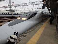 しばらく博多南駅のホームを探索していると博多駅行き（新大阪駅行き）の新幹線が入線。