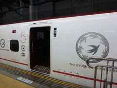 あっという間に博多駅に到着。乗ってきた新幹線は新大阪行きに変身。

降りたホームの向かいには九州新幹線が出発時刻を待っていた。