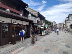 川越熊野神社を通り過ぎると大正浪漫夢通りの名前の通りの古風な建物の飲食店が現れます。