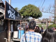 与島PAから20分足らずで「がもううどん」（坂出市加茂町）に到着です。

ここで朝食をいただきます。
既に並ばれていますが、想定範囲内です。