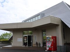 御荘市街地から5分ほどで馬瀬山公園山頂付近にある「紫電改展示館」（愛媛県南宇和郡愛南町御荘平城） に到着しました。

館内に入ります。