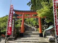 ようやく熊野那智大社の鳥居が見えてきました。