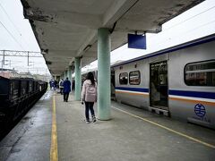 「瑞芳駅」到着。
待ち時間もなくスムーズに乗り換え完了。
反対側のホームには、石炭の匂いが残る貨物列車が停車中。