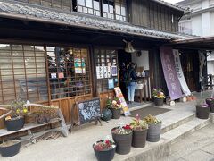 《海女の家》
石神さんからバス停の道中にある、お土産さん兼レストランです。
1階が土産処、2階がレストランとなっております。