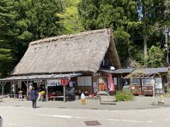 最後に駐車場にあるお土産屋を見ます。