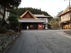 田村坂の突き当りに「温泉三昧の宿　四万たむら」がありました。
室町時代創業と言いますから、大変な歴史を持った老舗旅館です。
現在５つの温泉に入ることができるそうです。