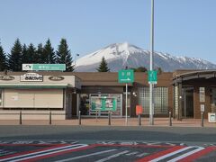 バス会社によってトイレ休憩で立ち寄るＳＡはみな違います。
岩手山SA、まさか岩手山が見えるとは思いませんでした。
まだ早朝6時前です。うーん今日はいい天気♪