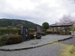 神社から一度下りてすぐ横の坂を上ると「大杉の苑」という公園で、美空ひばりさんの歌碑があります。
デビュー間もない頃に大豊町でバス事故に遭遇したひばりさんは、療養後、杉の大杉に「日本一の歌手になれるように．．．」と願掛けをしたそうです。
