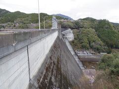 では早明浦ダムを見学に行きます。