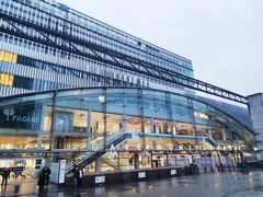 モンパルナス駅です。
今日の天気予報は雨のち曇り、傘をさすほどではないですが朝から雨が降っています。