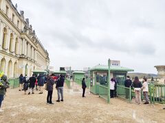 宮殿を出て庭園を見学します。
どうやら今日は庭園ミュージカル開催日のようで、ミュージアムパスでは庭園見学はできず、別途EUR10が必要でした。緑のブースで購入します。クレジットカード利用可。
噴水ショーまたは庭園ミュージカル開催日は、ミュージアムパスでは入場できず、別途追加料金が必要になります。噴水ショーの時はEUR10.50
４～10月の間は、どちらかが開催されている可能性がかなり高いです。心配な方は事前にスケジュールを確認されておいた方が良いでしょう。