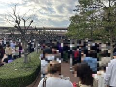 ３日目はディズニーシーに行く日です。
宿のオーナーが車でシーまで送ってくれました。
昨日のスタートが遅かったので反省し、今日は７時１０分くらいに着きました。
しかし、既に長い列です。
みんな早いですね・・・