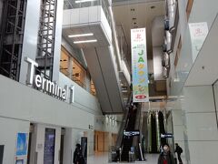 小田急線の始発に乗車し、JR山手線、京急線を経由して6：02に羽田空港第1ターミナルに到着。