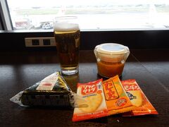 「さくらラウンジ」でビールをいただきます。

朝食にローソンのおにぎり、デザートに千疋屋総本店のマンゴープリン。