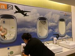 KLIA2のトイレ。鏡が飛行機の窓風。