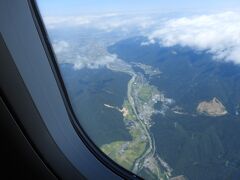 東京からの飛行機が金沢に近づいて来ました。
ここに見えているのは、手取川沿いの白山比咩神社上空。（ピンボケ御免）
