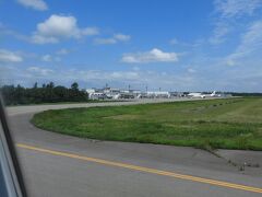 航空自衛隊小松基地に着陸。
一般的には小松空港と呼ばれていますが、商用空港よりも自衛隊基地として重要な役割を持っています。
