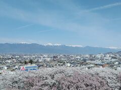 古墳頂上まで来ると松本駅方向も見えます。