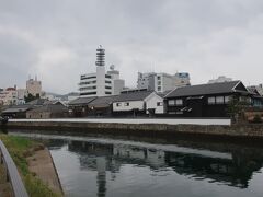 長崎駅前から一駅目が『出島』です
　出島の倉庫群が見えていますので、あの場所に向かいます