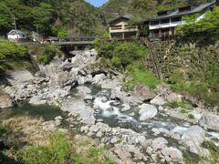 中津渓谷 ゆの森（高知県吾川郡仁淀川町）

中津渓谷の入口にあるホテルです。
肌がすべすべになる日帰り温泉を楽しめる露天風呂や、レストランの利用も出来ます。