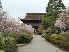 城山公園から善光寺まで歩いて10分くらいです

本堂回りの庭園もお勧めです