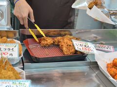 駅表口のルートインの裏に「虹のマート」という食品市場があって8時から開いています。とりあえず、非常食に「いがめんち」を買いました。