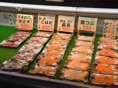 魚やさんには朝から刺身が並んでいます。
バラ売りがないから、のっけ丼は出来ないかな。
「すじこ海苔巻き」も買いました。