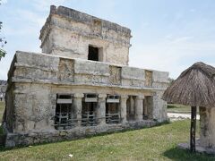 「Templo del los Frescos」
神殿の壁に彫刻が施されています。

2階建てですが、1階には２つの神殿があり彫刻がたくさん施されています。正面の一階のファサード３つの彫刻のうち、真ん中は降臨する神だそうですが、よく分かりません、逆さまの人型？うっすら色が残っているようです。
2階の外壁には赤い手形が見えます。