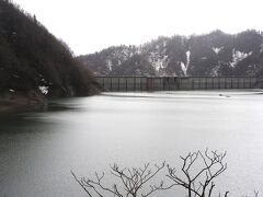 定山渓から小樽までは、道道1号線の小樽定山渓線という道を通ります。
道路脇の青のルート番号の標識を見て、こちらでお馴染みの「県道」は北海道だと「道道」になるんだ～と変なところに感心。
東京・大阪・京都はどういう風に呼ばれているんだろう。

なんて思いつつさっぽろ湖というダム湖を通過。