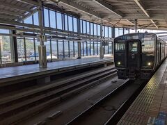 武雄温泉駅から諫早駅へは西九州新幹線でも行けますが、大村湾の車窓風景を楽しむべく、早岐経由の普通列車で諫早駅まで行くことにしました。まずは8時33分発の普通列車で早岐駅を目指します。