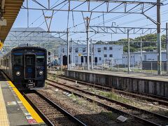 早岐駅9時33分発の長崎行きの普通列車に乗り換え、週末のためか車内はものすごく混んでいました。
