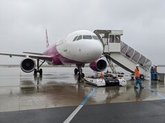 まずは鹿児島空港に向かいます。
雨が降り続く中、離れた88番搭乗口より飛行機に乗ります。
１人の乗客の搭乗を待ったため、約20分遅れで駐機場を離れました。