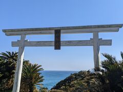 灯台の駐車場から少し戻ってから左折すると、御崎神社がありました。