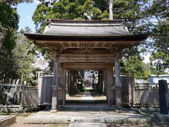 阿吽寺から、寺町へと入る。すぐに目に留まったのは、法源寺。その山門は、江戸中期に建てられたらしく、箱館戦争での被災を免れたものだそうだ。道内最古の建築物と云われている。