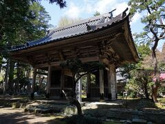 道を挟んですぐ西隣には、松前藩主の菩提寺である法幢寺が立つ。境内には、堂々とした山門が立っていた。後で知ったのだが、この寺の庭は、道内最古のものだそうだ。