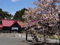 一度城跡へ戻り、本丸北側に建つ松前神社に参拝。この神社は、松前氏の祖である武田信広を祀った社だそうだ。赤い屋根が、北海道らしい風情を醸し出している。