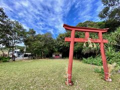 【怪しい鳥居と祠】

さて、そのもう一軒の「ひびき」は、港からまっすぐ奥（座間味阿嘉島小中学校の方に向かって）まで歩く（と言っても...5-8分程度ではあるが...）。