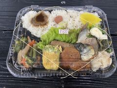 【パーラーみやま】

なので、（素泊まり：食事付きではない民宿に泊まっている間は）船の来る時間に合わせて、ここまで歩いて行って、昼或いは夜に備えて、お弁当を毎日買いに行っていた。