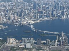 旅の始まりは羽田空港。
8:15発の広島空港行きANA673便に搭乗。
自分としては超～早起きの6時起き、何とか間に合いました。
この日は都心上空を通る航路でした。
大きく旋回しながらレインボーブリッジ上空へ