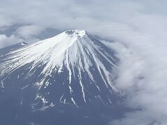 羽田、広島間の飛行では富士山にかなり近付くので楽しみにしていました。やや雲はあるものの壮大な景色を楽しめました。「今日はキレイに見えますね」とCAさんとの会話も弾みました。