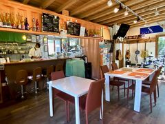 【トラットリア（大衆食堂）：ゲルマニヨン】

奥行きがあり、テーブルとテーブルの間が、かなりゆったり取られています。