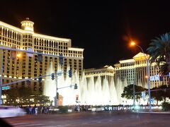 名物の巨大噴水ベラージオホテル Bellagio Hotel & Casino。これぞ世界の富の象徴って感じです。これに競合できるのはドバイだけかと思います。どちらも砂漠という不利な条件なのに大金を投資してとても発展しています。私の国ではとても真似できません。