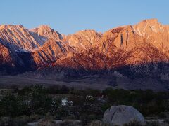 アメリカ11日目の早朝。この日は快晴で山もくっきりと見えます。本日ホィットニー山へ登ることに決定します。
