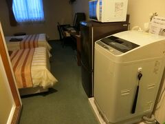 部屋はツインで洗濯機と電子レンジついてました。冷蔵庫も大きめ。