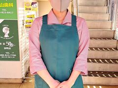 しばらくシャッター前で立ちすくんでいると、、、
開店準備のため、お店の女の子がシャッターを開けてくれました。

可愛い子なんで、つい話かけてみたら、すごく感じのいい子でした。
てっきり高校生のアルバイトさんかなと思ったら、２０歳を超えているとのこと。。。ビックリしました。

※写真掲載は本人了承すみ。