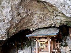 洞窟入口の横に「龍王神社」があります。